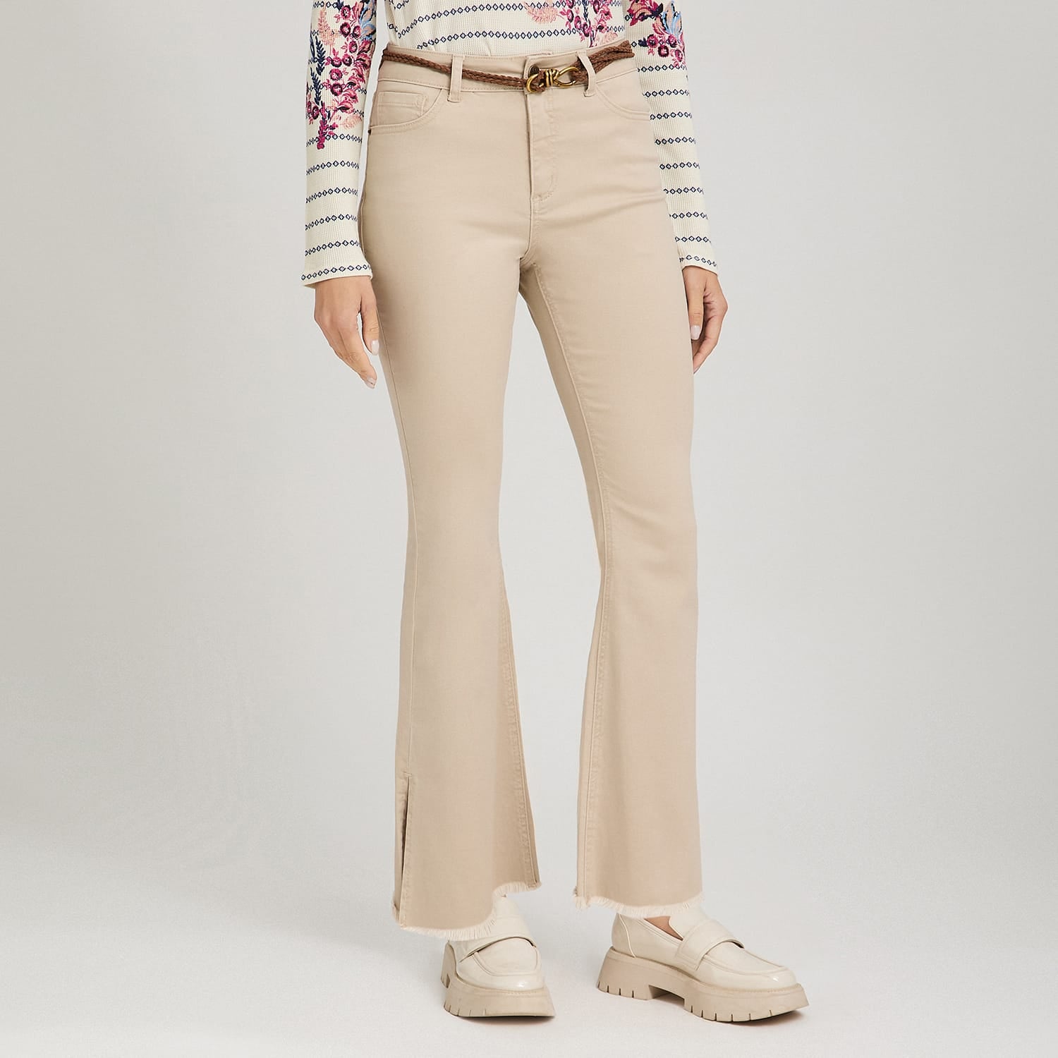 Jeans Flare con Cinturón Beige